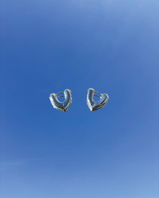 Silhouette Spark JANE earrings 銀色心形圈式耳環,光滑立體心型設計,藍天背景