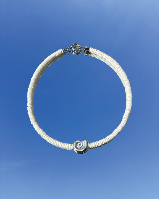 Silhouette Spark LA MER necklace 銀色款,白色圓片串珠搭配銀色鸚鵡螺吊墜短鍊,藍天背景