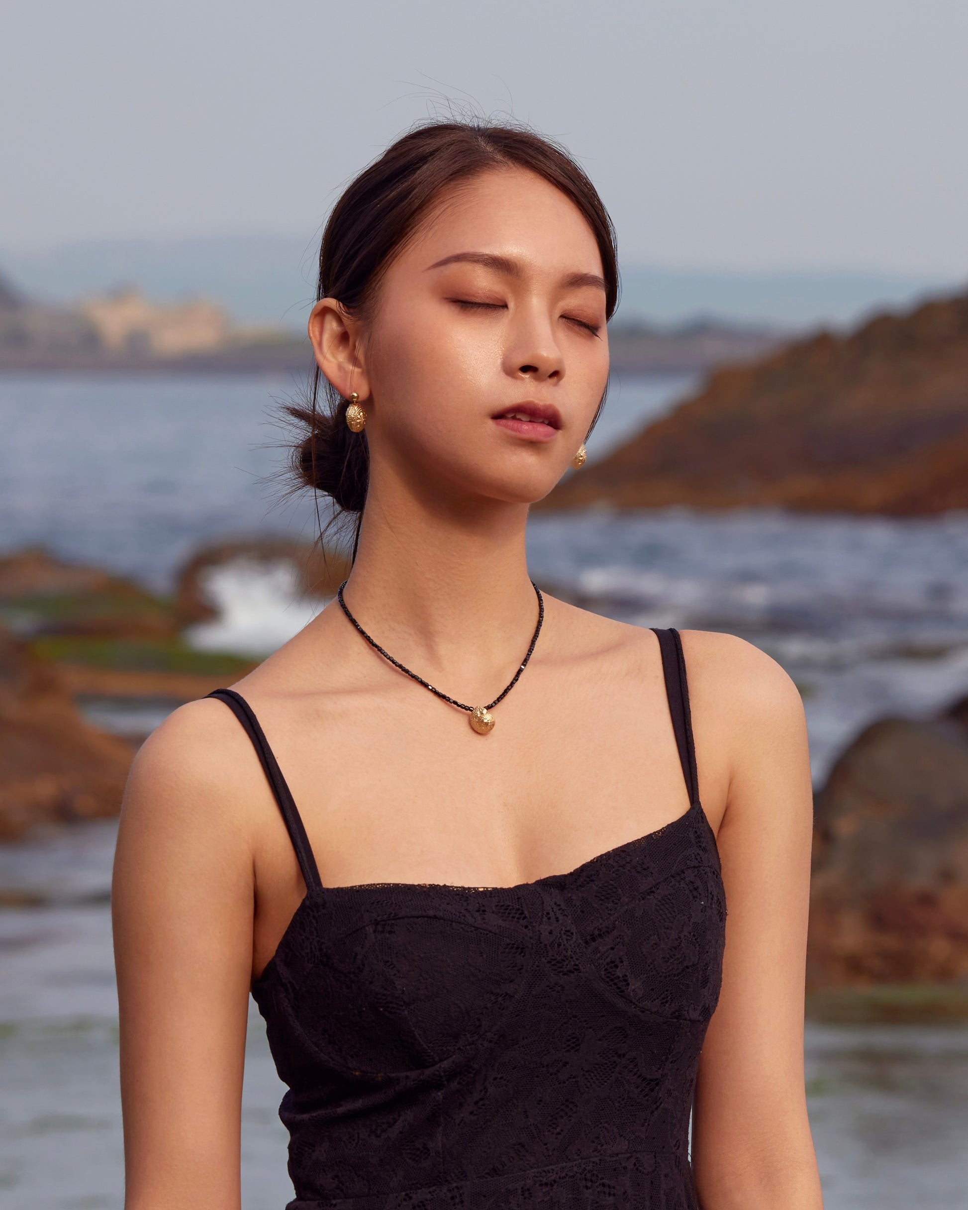 手作飾品品牌 Silhouette Spark 貝殼天然水晶項鍊 黑尖晶項鍊 Maryn Necklace