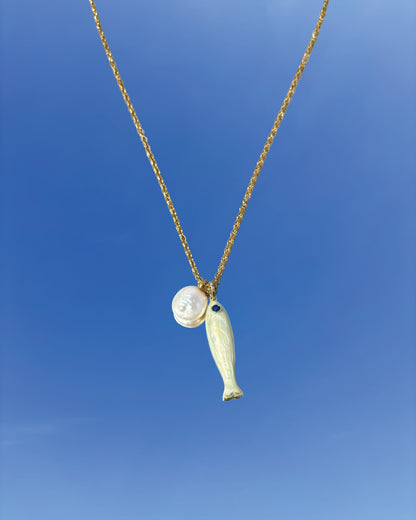 手作飾品品牌 Silhouette Spark 珍珠魚形吊墜項鍊 CLOE necklace，金色鍊條搭配白色陶瓷魚吊墜與珍珠圓珠，藍天背景