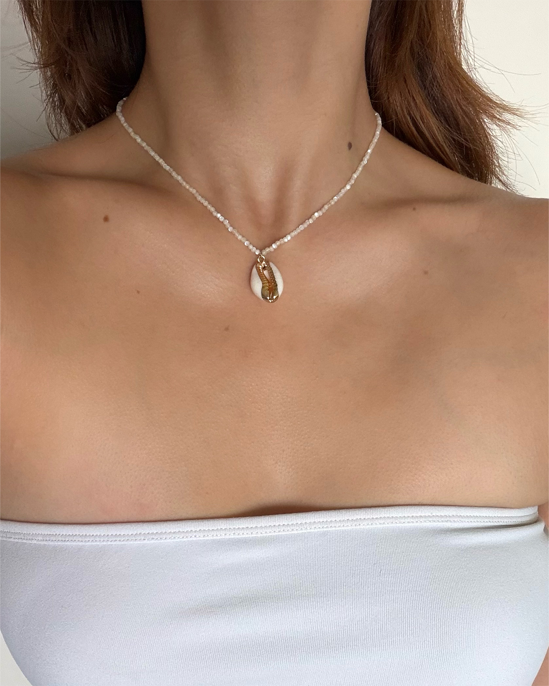 Silhouette Spark HAI necklace 40cm 上身示範，白色抹胸搭配白色米珠寶螺貝殼吊墜項鍊，頸部特寫
