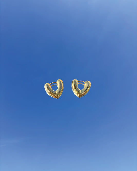 Silhouette Spark JANE earrings 金色心形圈式耳環，光滑立體心型設計，藍天背景