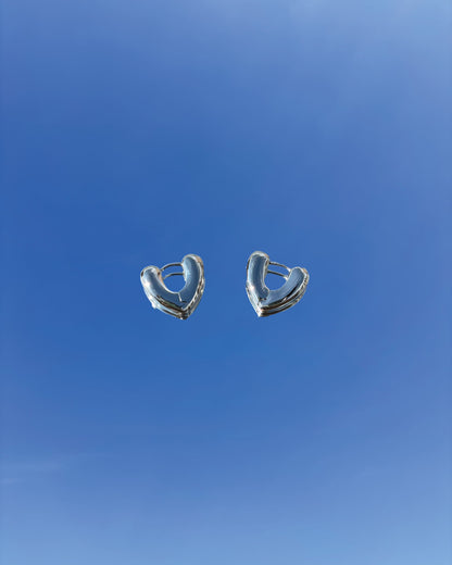 Silhouette Spark JANE earrings 銀色心形圈式耳環，光滑立體心型設計，藍天背景