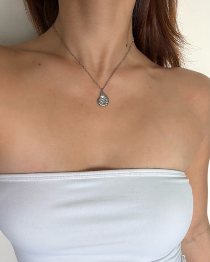 Silhouette Spark KAIA necklace 銀色款 40cm 鍊長上身示範，白色抹胸搭配銀色鸚鵡螺吊墜項鍊