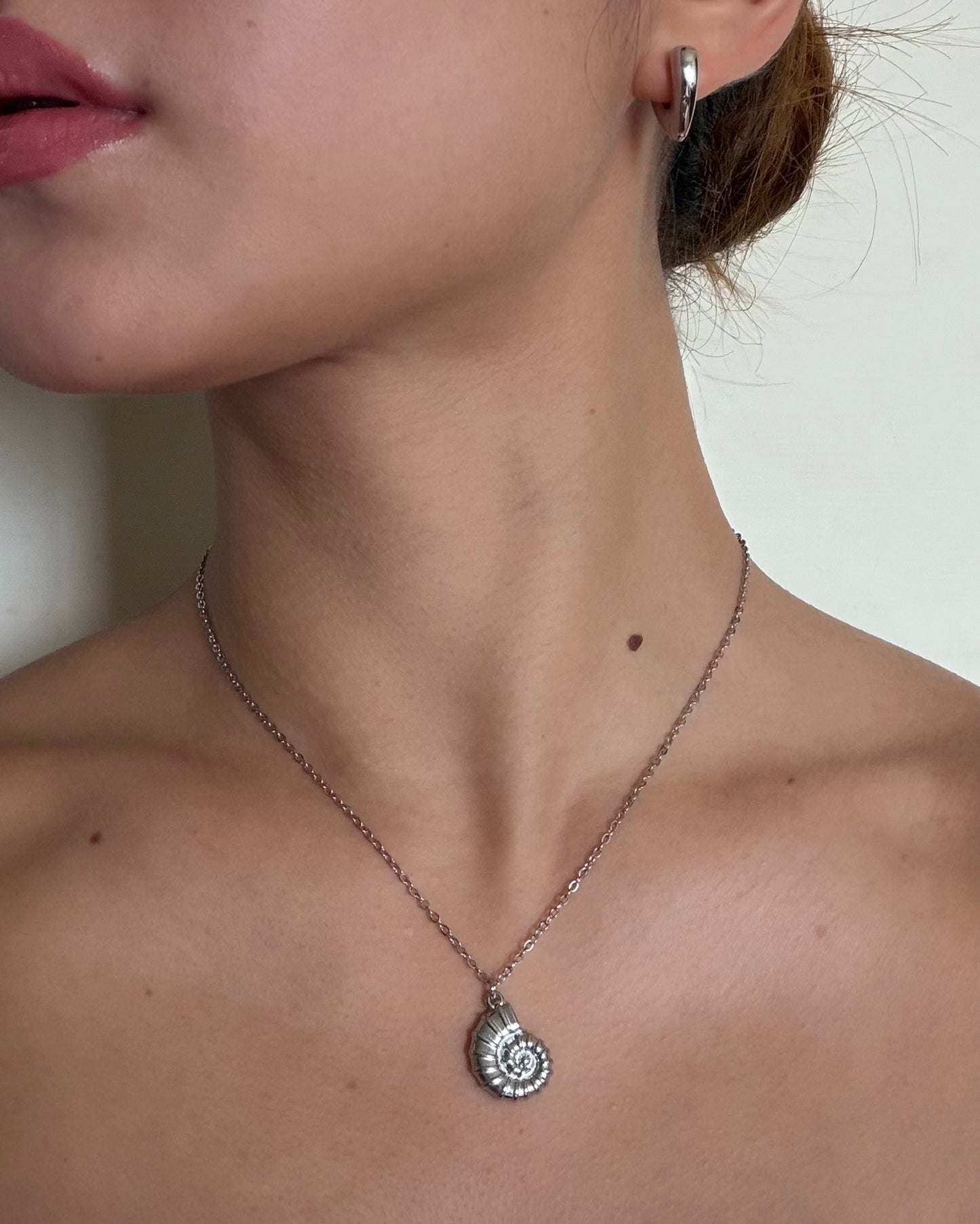 Silhouette Spark KAIA necklace 銀色款上身示範，銀色鸚鵡螺吊墜項鍊，近距離頸部特寫