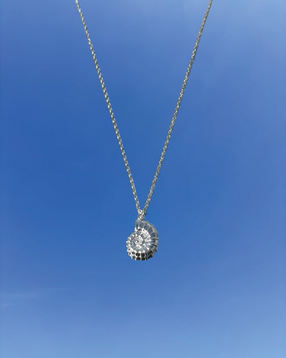 Silhouette Spark KAIA necklace 銀色鸚鵡螺貝殼吊墜項鍊，銀色鍊條，藍天背景
