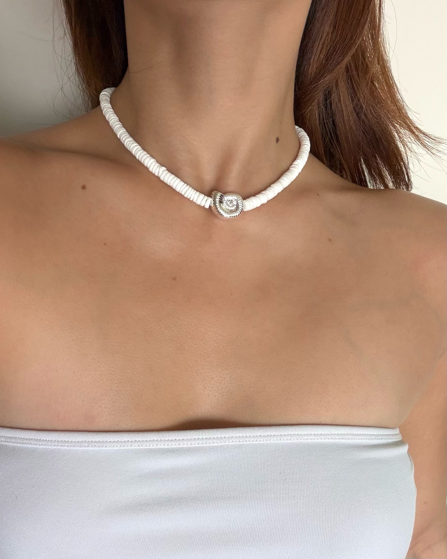 Silhouette Spark LA MER necklace 金色款 40cm 上身示範，白色抹胸搭配白色串珠金色鸚鵡螺吊墜短鍊，頸部特寫