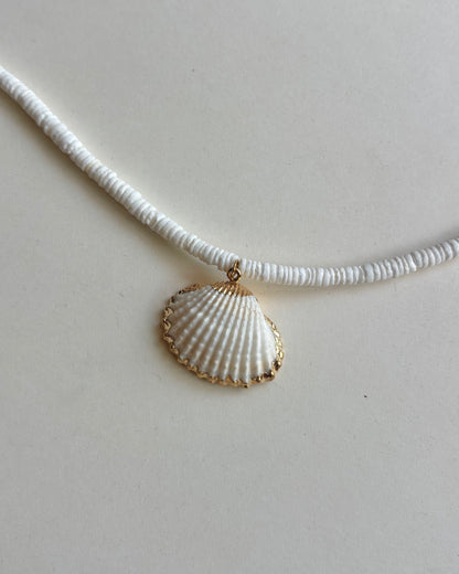 Silhouette Spark SARI necklace 白色扇貝吊墜金色鑲邊近距離特寫，白色圓片串珠鍊條，白色背景