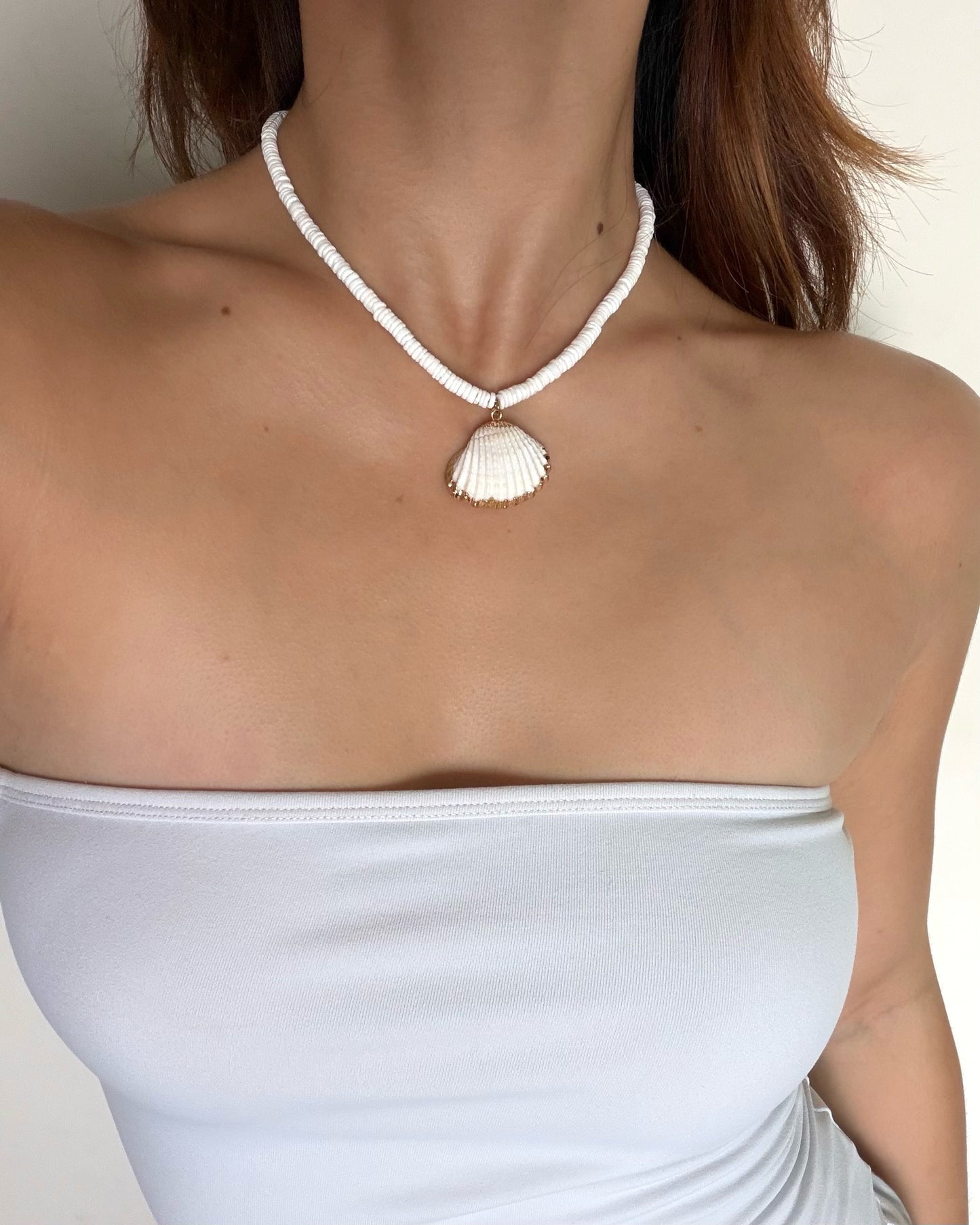 Silhouette Spark SARI necklace 40cm 鍊長上身示範，白色抹胸搭配白色扇貝吊墜串珠項鍊，近距離頸部特寫