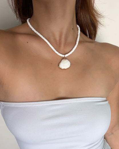 Silhouette Spark SARI necklace 45cm 鍊長上身示範，白色抹胸搭配白色扇貝吊墜串珠項鍊，展示鍊長比例