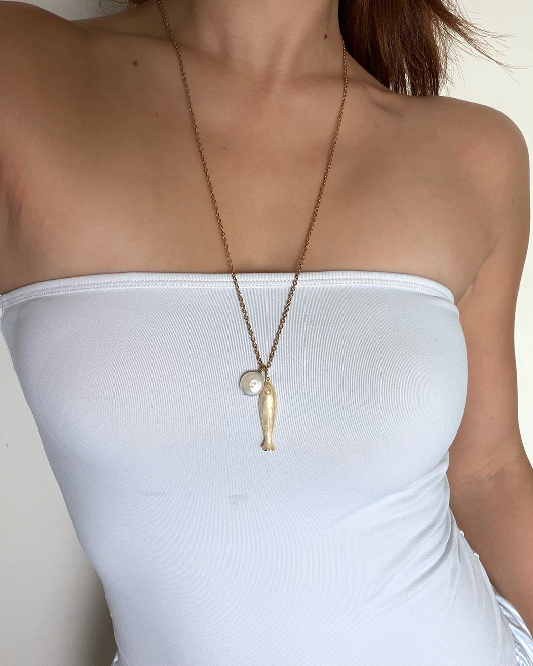 Silhouette Spark THEA necklace 65cm 長鍊上身示範，白色抹胸搭配金色魚形珍珠吊墜項鍊，展示鍊長比例